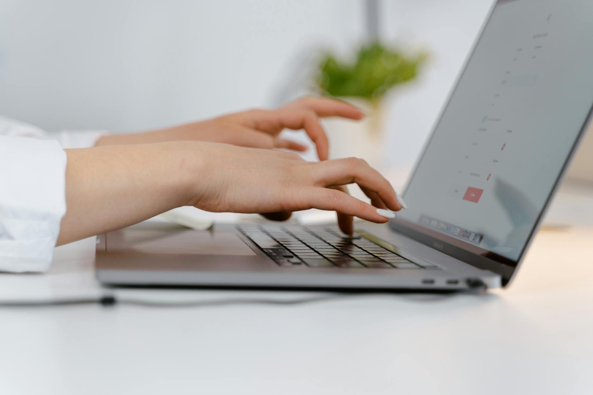 raccourcis clavier Word, raccourcis Word indispensables, Ctrl+N nouveau document, Ctrl+O ouvrir document, Ctrl+S enregistrer document, Ctrl+P imprimer document, Ctrl+X couper sélection, Ctrl+C copier sélection, Ctrl+V coller contenu, Ctrl+A sélectionner tout, Ctrl+F rechercher texte, Ctrl+H remplacer texte, Ctrl+B gras, Ctrl+I italique, Ctrl+U souligné, Ctrl+K insérer lien, Ctrl+Z annuler action, Ctrl+Y rétablir action, Ctrl+Home début document, Ctrl+End fin document, Ctrl+Maj+L puces, Ctrl+Maj+> augmenter taille police, Ctrl+Maj+< diminuer taille police, Alt+Ctrl+1 style Titre 1, Alt+Ctrl+2 style Titre 2, Alt+Ctrl+3 style Titre 3