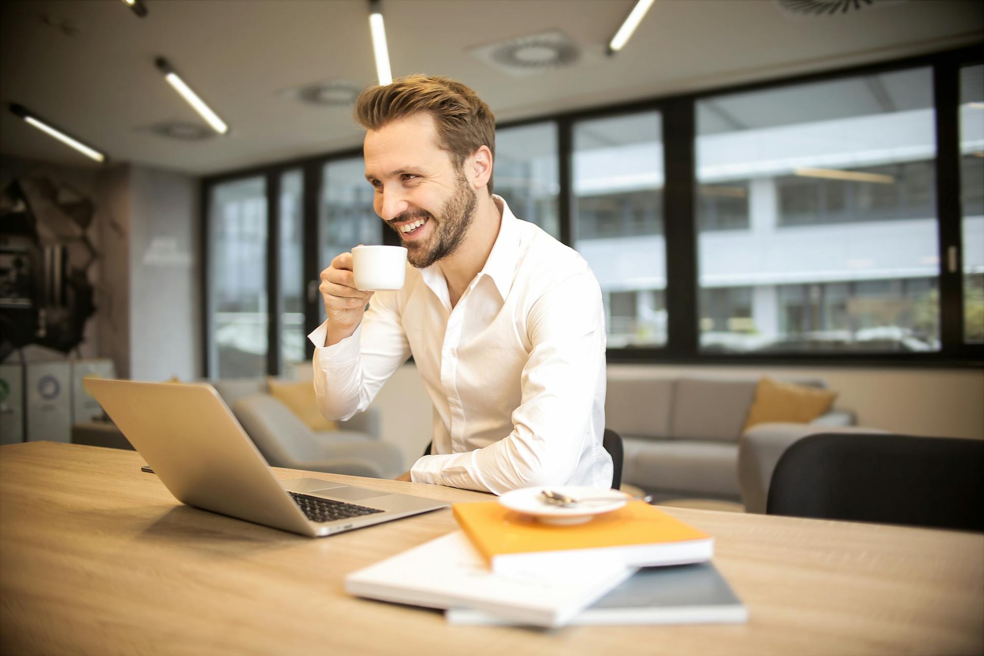 publier via publipostage Word, publipostage Word, mailing Word, fusion et publipostage, source de données, insertion de champs, aperçu fusion, personnalisation de message, envoi groupé, modèle de document, liste de destinataires, champ nom, champ adresse, champ objet, corps de mail personnalisé, impression d’étiquettes, envoi d’enveloppes, export PDF, automatisation mail merge, filtrage destinataires, gestion de contacts, mise à jour dynamique, édition collaborative, suivi d’envoi, Word Office 365, publipostage rapide, publipostage efficace, configuration publipostage, guide pas à pas, 5 étapes clés.