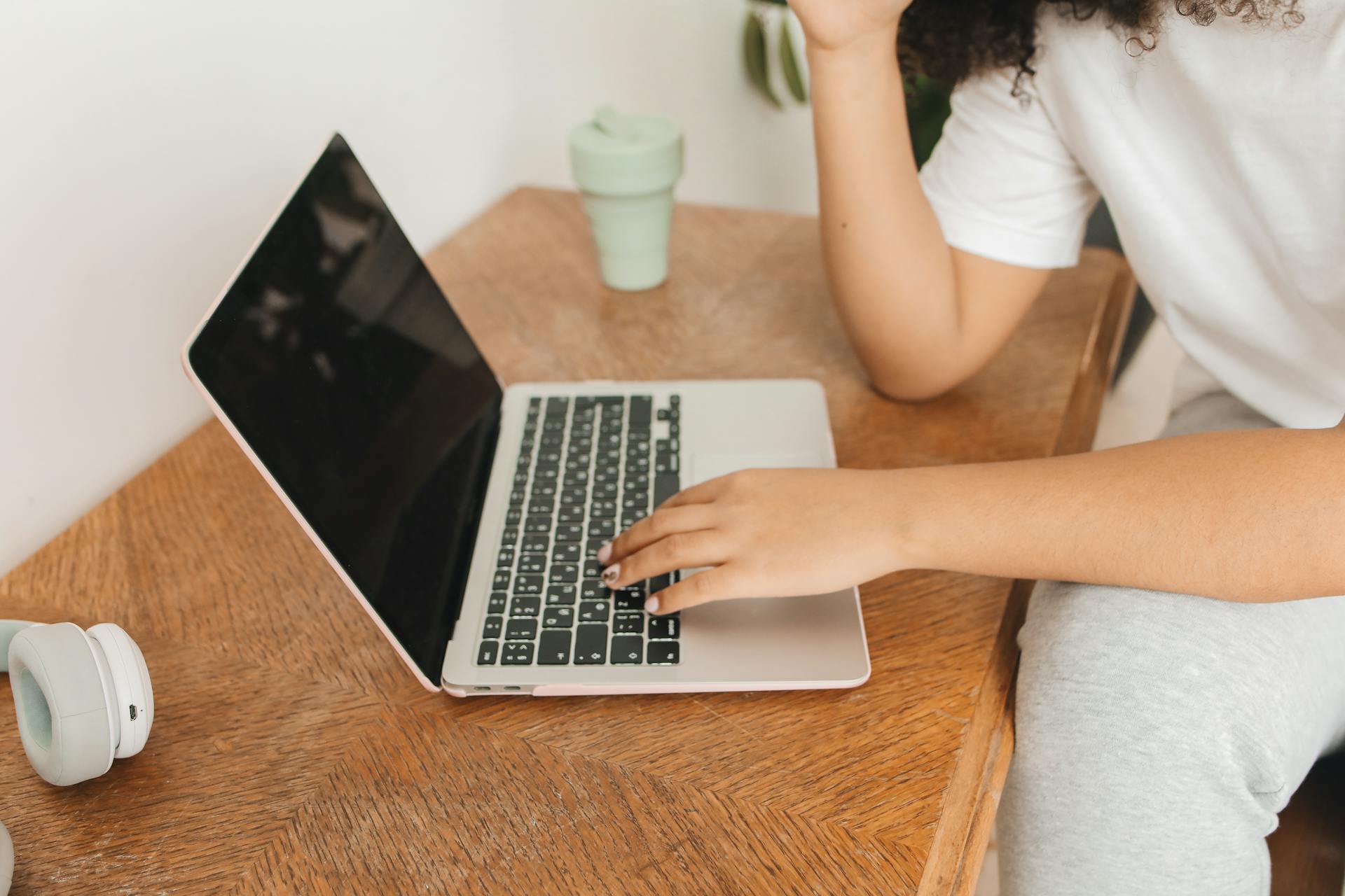 protéger document Word mot de passe, protection document Word, mot de passe Word, chiffrement AES 256, cryptage fichier DOCX, restriction modification, lecture seule, permissions impression, verrouillage sections, données sensibles RH, confidentialité RGPD, signature numérique, certificat numérique, gestion droits IRM, expiration accès, double authentification, partage protégé OneDrive, lien sécurisé, sauvegarde PDF protégé, masquage métadonnées, suppression informations personnelles, contrôle versions, historique révisions verrouillé, macro désactivées, empreinte numérique, audit accès, sauvegarde chiffrée, récupération mot de passe, politique sécurité interne, conformité légale, archivage sécurisé, accès rôle basé, watermark confidentiel, authentification utilisateur, journalisation actions.