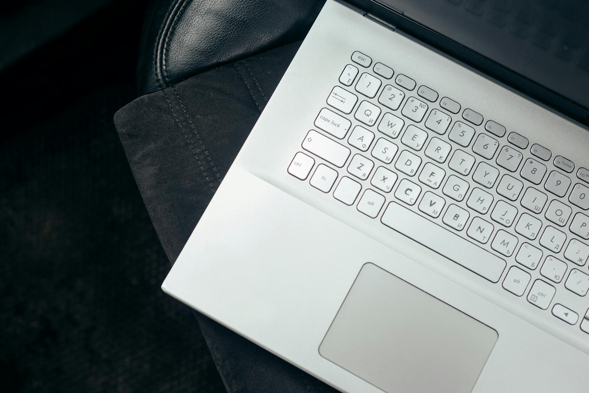 dictée vocale Word 2025, transcription vocale, reconnaissance vocale, Microsoft Word, Office 365, ponctuation dictée, commandes vocales, macros, AutoCorrect, AutoText, microphone USB, paramétrage micro, bruit ambiant, langue française, vocabulaire personnalisé, abréviations, modèles de document, styles Word, raccourcis clavier, dictation Windows 11, OneDrive, Teams, accessibilité, ergonomie, vitesse de parole, taux d’erreur WER, casque USB, suppression du bruit, formation e-learning, blended learning, tutorat en ligne, Qualiopi, RGPD